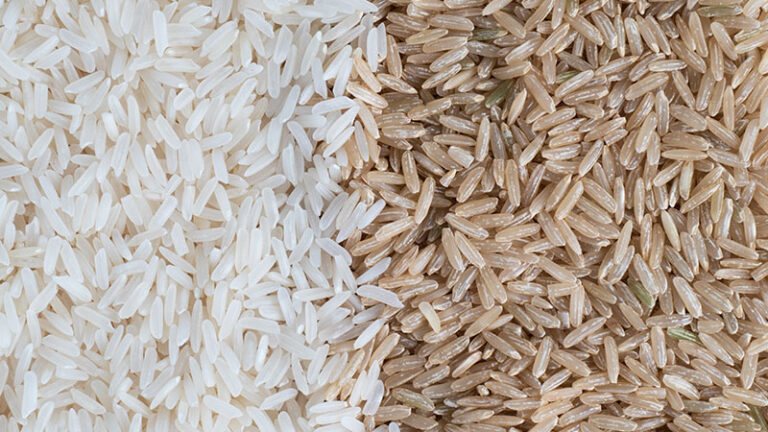 Qual é a diferença do arroz branco pro integral?