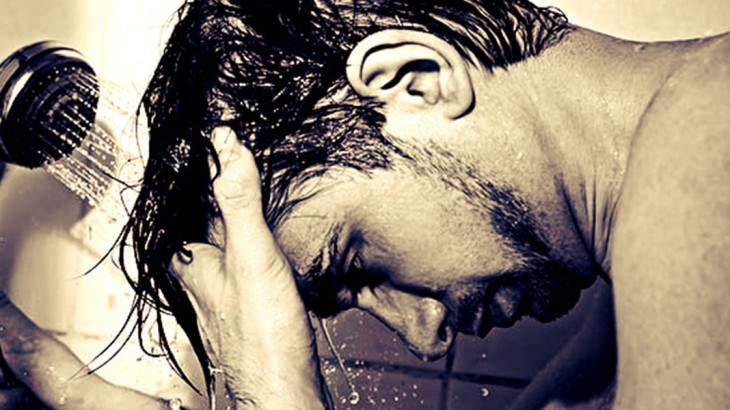 homem hidratando seu cabelo